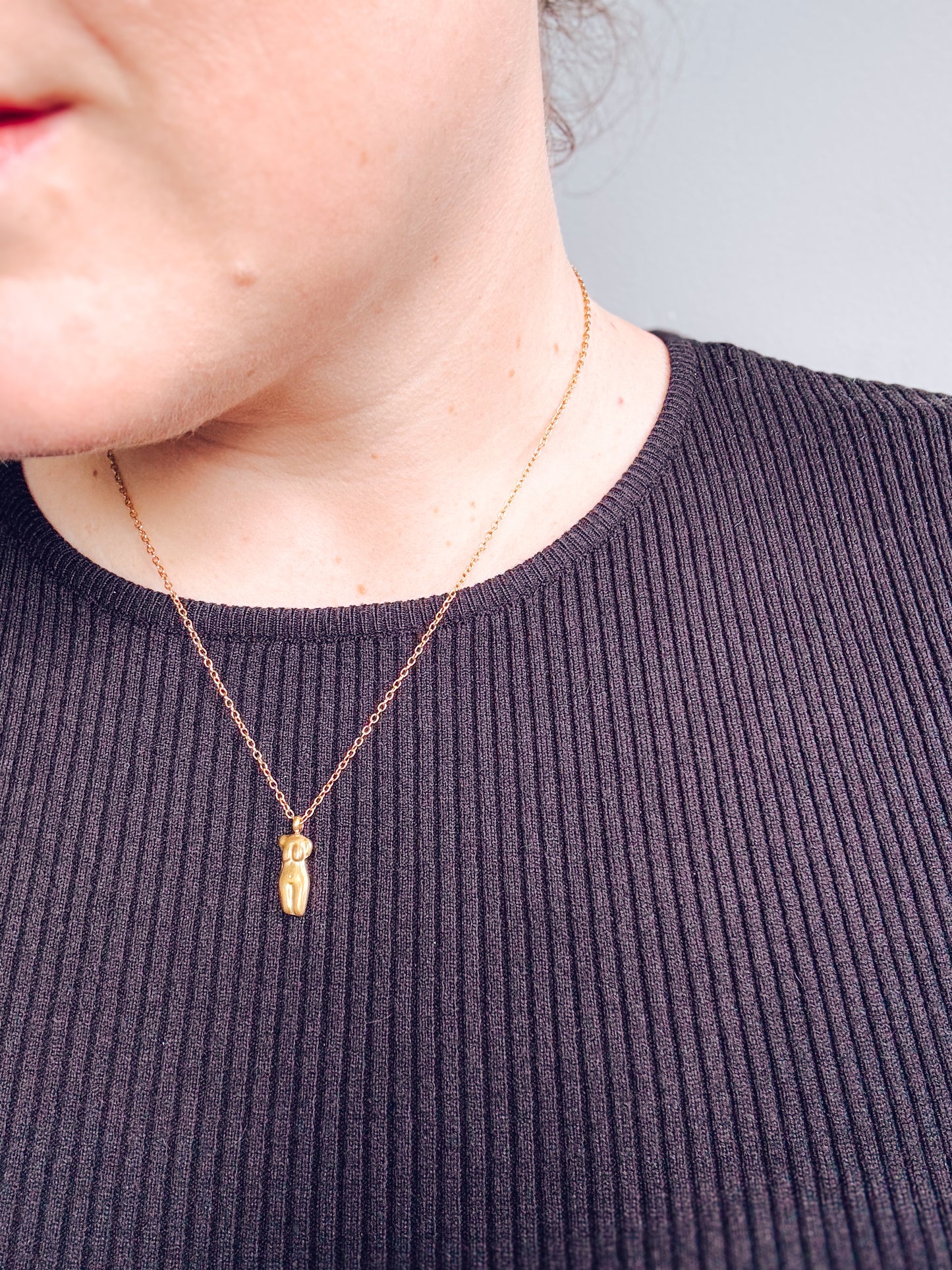 Golden Body Form Necklace - Lors Collective