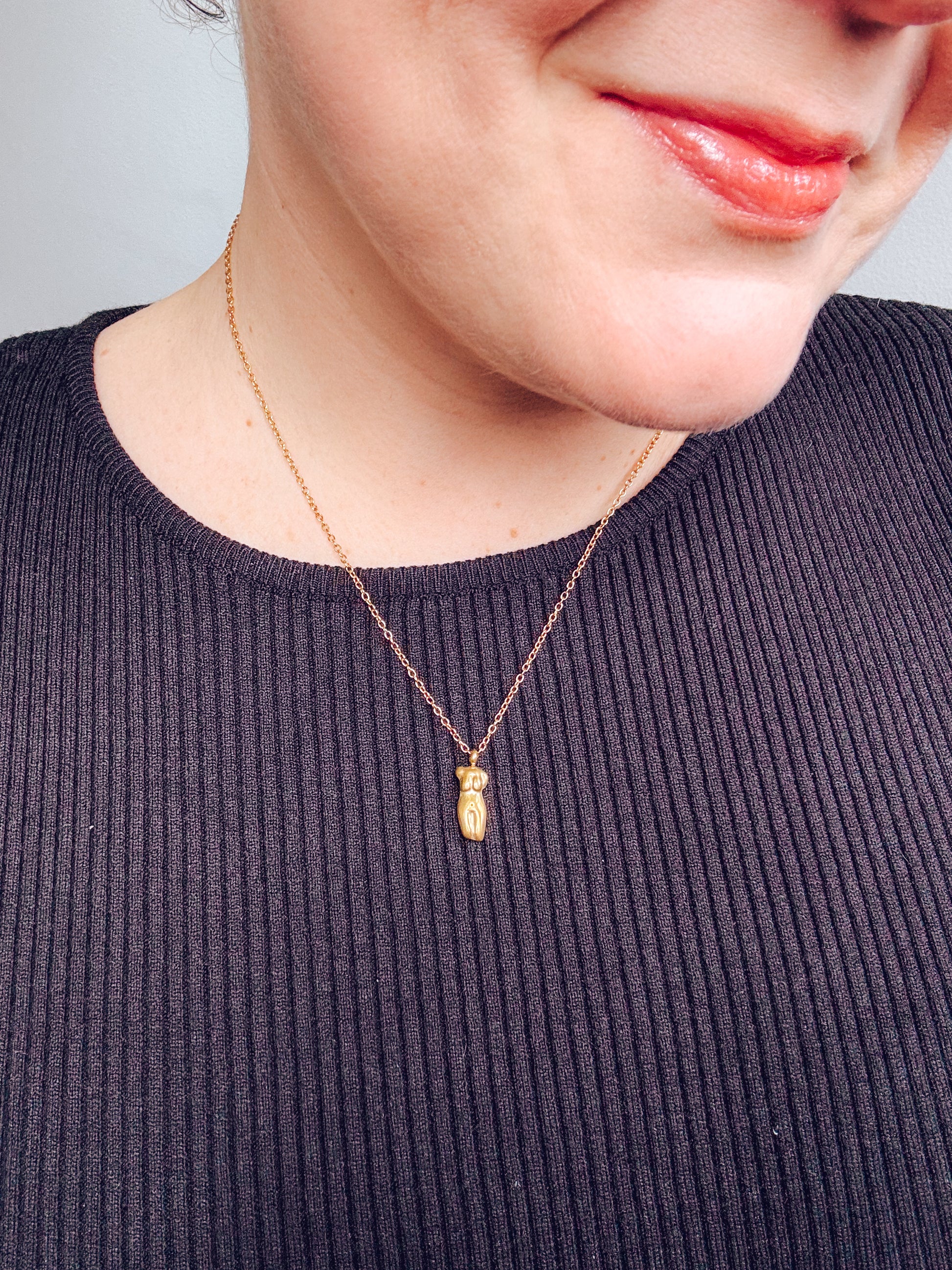 Golden Body Form Necklace - Lors Collective